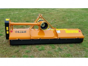 BERTI SLAGSLTTER EKR 250 ENKLARE vrigt BERTI SLAGSLTTER EKR 250 ENKL Kampanj 59900
Berti modell EKR har tagits fram fr att passa det populra traktorsegmentet 50-90hk. 
Den baseras p storsljaren EKR-S men har en fast kategori tv trepunktsinfstning.
Maskinen levereras anpassad fr bakmontering 540 rpm och 
kan i standardutfrandet justeras fr frontmontering och 1000 rpm. 
Rotorn r utrustad med Bertis ltta hammarslag som standard (Y-kniv finns som tillval). 
Hjden justeras likt vriga Bertimodeller via den sjlrensande stdrullen som sitter 
monterad ttt bakom rotorn. 
Den har en kraftig transmission med fyra stycken drivremmar och en vxellda med frihjul.