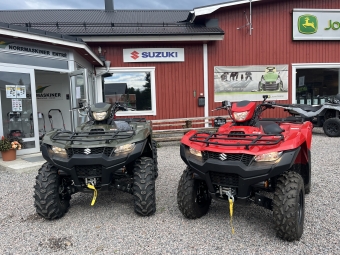Fyrhjuling Suzuki Kingquad LT-A 500 XP -2025 Suzuki Kingquad LT-A 500 XP * 7 rs fabriksgaranti!
* Urkopplingsbar 4-hjulsdrift, med lsbar framdiff
* Markfrigng 26cm
* Dragkapacitet: 600 kg
* Vinsch fram
* Kula
* Tre frvaringsfack fr optimal bekvmlighet. Bak vnster 4L, Bak mitten 4L och Fram 2.8L.
* Brett varvtalsregister, som gr dessa srskilt lmpliga fr lantbruk, offroadkrning och jakt.
* Styrmonterad strlkastare
* LED bakljus.
* Multifunktions LCD-instrumentpanel med servicepminnelse.
* Dubbla, ljusstarka halogenstrlkastare av multireflektortyp.

Grn och Rd