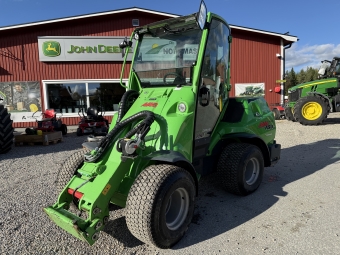 Avant 760i Kompaktlastare Avant 760i 
Hjul 26x12.00-12, GR, 
4X4 med antislipventil och lock, 
Flytlge fr parallellfring
Parallellfring,
Redskapsfste hydrauliskt
Arbetsbelysning LED 700 Lumen
Hydrauluttag fram standard
Varningsljus "Beacon" 4 st
Slpvagnskontakt
Trafikljussats
HYTT GT, Radio med Bluetooth
Kulkoppling 50 mm med sprint
Bakvikt med handtag 29 kg,
Motorvrmare