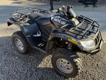 Fyrhjuling Arctic Cat 700H1 Servo Arctic Cat 700H1 SERVO Vinsch fram
Vinsch bak med fjrrstyrning 
142 timmar, 178 mil
Huvudstrmbrytare
