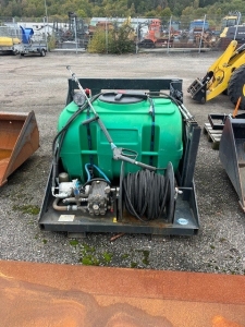 K-TVTTEN HGTRYCKSTVTT vrigt K-TVTTEN HGTRYCKSTVTT HYDR. DRIVEN MED SLANGVINDA 20M  600 LITER VATTENTANK MED SMS FSTE
...
MNR 36749
...
PRIS EXKL. MOMS: 69.000:-
...
Vi reserverar oss fr felskrivning. Kontakta alltid oss innan du ker och tittar, s vi kan skerstlla att maskinen finns p plats.
