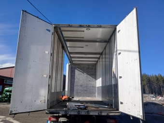 Lastbilsskp Ekeri vrigt Ekeri Frberett med bommar (De bommar som sitter i fljer med) Skenor i vggen
Dagppning: 3,15 M
Lngd:  7,36 M
Invndig hjd: 3,15 M
Bredd invndig: 2,52 M
rsmodell: 2016
Varit monterad p YEG834 (Volvo FH)