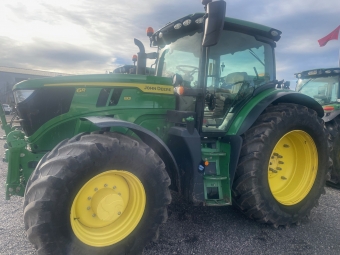 JOHN DEERE 6R 185 AP TRAKTOR FR.LYFT John Deere 6R 185 AP TRAKTOR FR.LYFT FR.LYFT  AUTOTRAC READY  650/65X42 600/65X28
TLS  HYTTFJDRING  JD ELSERVO  4 DUBB.UTTAG  
LEDBELYSNING  VAGNSBROMS  
...
MNR 32811
...
PRIS EXKL. MOMS: 1.695.000:-
...
Vi reserverar oss fr felskrivning. Kontakta alltid oss innan du ker och tittar, s vi kan skerstlla att maskinen finns p plats.
