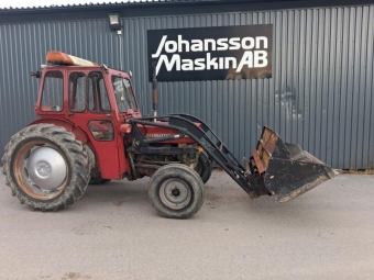 MASSEY FERGUSON 135 L LAST SKOPA SMS vrigt MASSEY FERGUSON 135 L LAST S 60000 Momsfri
3600 timmar, l lastare, hel hydraulisk, snskopa med nya stl
ny tilttub i lastaren ven ngra nya hydraulslangar utbytta.
12,4-32 Broddkedjor och hitchkrok  Torrsprickor i bakdcken.
Ledlyse fram och bak, varningsljus p taket.
Trima Sms  3-cylinders motorn
Bakvikt