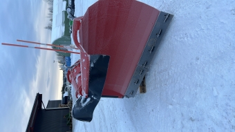 Vikplog Tokvam VT380 Tokvam VT380 Vikplog VT 380
Tokvam VT 380 r en vikplog som lmpar sig mycket vl som landsvgsplog. Dessutom r den mycket lmplig fr att rja platser, vgkorsningar och gngvgar. VT 380 r en tyngre vikeplog som ger bra skrapegenskaper och har marknadens strsta utkastningshjd med 135 cm hga vingar.

Brare till VT 380 
VT 380 r vr mest robusta vikplog och lmpar sig fr stora traktorer och hjullastare frn 8 till 14 ton. Utver sidopendling har plogen en vertikalpendling p 30 cm, vilket ger utmrkta fljegenskaper p ojmnt underlag. Systemet r konstruerat fr att kunna anpassas till alla typer av brmaskiner.

Lng livslngd
Tokvams snplogar knnetecknas av en stark konstruktion och bra materialval, som ger hg hllfasthet och lng livslngd. Tokvam vikplog har ven mycket goda vgppnande egenskaper vid krning i v-form. Tokvams patenterade FlexFlow fldes- och fstsystem skerstller enkel anvndning och flexibla anvndningsmjligheter.

Frdelar med Tokvam VT 380
Tokvams patenterade FlexFlow flde och fstsystem fr optimalt flde p ytan.
15 graders positiv anfallsvinkel ger snrullning och bttre kastegenskaper.
Den 39 graders svngradien ger en liten transportbredd.
Kilbultssystem fr enkelt byte av slitstl.
Ett bultat stnkskydd r standard, vilket ger mindre snstnk och ger bttre arbetsfrhllanden fr fraren.
Alla fstbultar, inklusive kungbulten, r tillverkade av rostfritt, hrdat stl fr kad styrka och lngre livslngd.

Finns bde med tv slang och fyra slangar och gr enkelt bygga om.