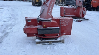 Snöfräs Tokvam 220THS Tokvam 220THS Snöfräs Snöfräs Tokvam 220 THS med hydrauliskt utkastartorn
ORD. PRIS: 84 700 kr
Arbetsbredd: 220cm
Kasthjulets diameter: 70 cm
Effektbehov: Från 40 hk
23535 K-Axel ingår
Tillbehör: 
10653 Höger kantvinge +12cm 5.000kr+moms
11127 Hydraulisk riktningsklaff 4.800kr+moms