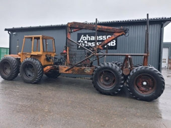 HEMEK 650 8-HJULS DRIFT CRANAB KRAN Övrigt HEMEK 650 8-HJULS DRIFT 16,9-34 10 lager fram 16,9-30 14 lager bak 
Cranab kran med utskjut 6- spaks
runt om sväng på rotator
Robson drift på vagnen
Lastar 4500 kg