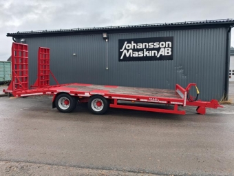 MAC 2 AXLAD TRAILER 19 TON PREMIER ULLT 490 vrigt MAC 2 AXLAD TRAILER 19 TON PRE 815 mm breda ramper Fjder assisterande
490fast flak+150 nerbjd med fack fr tex skopor
Verktygs lda i plt
Justerbar 50mm hitchkrok
Fjdrande dragbom
Oljebroms p 2 axlar
215/75R17,5 8bultar
Kil att lgga bak fr att f ett plantgolv finns som tillbehr
19 ton totalvikt lastar 15ton