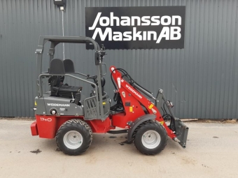 WEIDEMANN 1140 CX25 vrigt WEIDEMANN 1140 CX25 260000 ex moms
Uttagen 2023
Perkins 25Hk motor
K75 Axel Hydrostaisk drift F/b i joystick El Diff
3-e funktion comfort i joystick
3-stift el fram med dubbelfunktion via knapp p rattstng
Rattpelare justerbar
Stolsvrme
Standard skydds tak hjd 2124
Standard Arbetsbelysning 2 fram 1 bak 
300/60-12 RP BKT Dck
Bakvikt
Motorvrmare 220v
Trima Sms hydralisk lsning