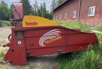 Teagle Telehawk T2 balrivare SBM-fste vrigt Teagle Telehawk T2 balrivare - rsmodell 2019, felfri frutom normalt slitage
- Hydraulisk drift fr enkel montering p lastmaskin/teleskoplastare.
- Bra verblick monterad fram i lastare. 280gr vridbart utbls.
- Upp till 13,5 meters spridningslngd.
- Trdls elstyrning via Bluetooth.
- Automatisk start och stopp av bottenmattan beroende p rotorns
  belastning.