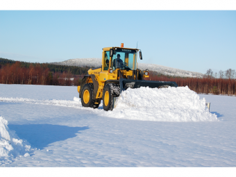 OPTIMAL KLAFFSKOPA 4 KUBIK STORA BM Övrigt OPTIMAL KLAFFSKOPA 4 KUBIK Nu säljs sista lager skopan för endast 139900
OBS gäller endast denna maskin
Multiskopa  165800 ex moms
Teknisk data
Vikt kg	1150
Slitstål	Bultat
Klaffbredd cm	1200
Fäste	Stora BM
Ventil 24V/12V	Standard/Tillval
Totalbredd cm	515
Bredd cm	275
Djup cm	150
Höjd cm	125
Fördelar:
Anpassad för stora volymer och snömängder.
Stor arbetsbredd på 465 cm.
Vändbara slitstål från Olofsfors Sharq på både skopa och vingar.
Hydrauliskt påkörningsskydd.
Elektrisk väljarventil för val av höger eller vänster vinge.
Stora BM-fäste.
24V ventil som standard.
Ring för bästa pris!

Står i Ö-Vik
0660-59982