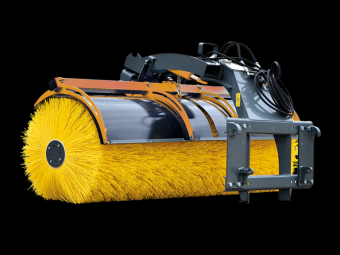 OPTIMAL SOPVALS SVX330 STORA BM Övrigt OPTIMAL SOPVALS SVX330 STORA B Stora BM Monterat
Fördelar:
Alla modeller med centrumdrift underlättar sopning nära hinder.
Stort rörelsemönster, ±10 grader vågrät och lodrät pendnling med 30 cm fjädringsväg.
Sväng av vals under drift.
Möjligt att rotera valsen baklänges.
90 cm borstdiameter.
Integrerad stänkskärm som följer valsen.
Genomtänkt konstruktion för enkelt lamellbyte.
Bultade redskapsfästen för enkel anpassning.
Blästrad och pulverlackerad.
Vid val av vattentank integreras denna i ramen.
Teknisk data
Borstdiameter mm	900
Volym vatten liter	270
Arbetsbredd i cm	330
Mått L x B x H, m	1,90 x 3,30 x 1,30
Övrig information	Svängvinkel 32 grader
Övrigt	Reversering möjlig
Rek. flöde, l/min	55
Oljetryck BAR, min-max	160-230
Vikt (exkl. fäste), kg	680

Står i Ö-vik
0660-59982