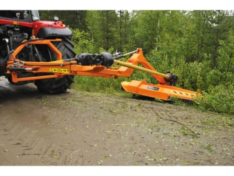 OPTIMAL KEDJERÖJARE M1250 Övrigt OPTIMAL KEDJERÖJARE M1250 Trejon Optimal kedjeröjare är säkra och effektiva maskiner för underhåll av betesmarker och gräsytor i 
parker med mera. De är ett bra alternativ för krävande arbeten i varierande terräng. 
Tack vare sin robusta konstruktion med kraftig bärande ram, kan de effektivt klara röjning i diken och 
på andra slyområden. Trädrester och sly splittras upp och återväxten blir betydligt långsammare. 
För extra fin klippning, i stenfri miljö, finns även en effektiv knivsats som tillval. Modell M1650 är 
Sveriges mest köpta kedjeröjare.

Kedjeröjare är utrustade med överbelastningskydd som skyddar maskinen mot vridmomentstoppar. 
Makinerna har flytläge uppåt, vilket ger god anpassning till terrängen.
De är utrustade med hydraulisk påkörningsskydd som gör att klipphuvudet viks bakåt och samtidigt 
lyfts för att sedan återgå till arbetsläge per automatik.
Cardan PTO-kraftöverföringsaxeln ut till traktorn är utrustad med frihjul och överbelastningskydd.
Hela klipphuvudet är tillverkad i Hardox  kvalitetsstål och delarna pulverlackeras var för sig innan montering.

Står i Ö-Vik
0660-59982