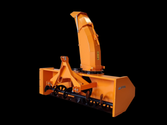 OPTIMAL SNÖFRÄS  2400 Övrigt OPTIMAL SNÖFRÄS  2400 Trejon Optimal mekanisk snöfräs modell 2400 är framtagen för medelstora traktorer med 65-115 hk och 
arbetsbredd på 235 cm.
Växellådan har två drivaxlar och är anpassad för 540 rpm som gör det möjligt att 
montera snöfräsen oberoende av kraftuttagets rotationsriktning. 
Därigenom kan snöfräsen frontmonteras, bakmonteras dragande eller bakmonteras backande.
Modellen har en 3-punktskoppling med integrerad A-ram. Hela fästet kan enkelt vändas för 
koppling fram eller bak på traktorn.

Genom att extra utrusta snöfräsen med bland annat breddningsvinge, hydraulisk klaffreglering, 
förhöjning till utkastarrör eller stödhjul kan du anpassa snöfräsen efter just dina användarbehov.