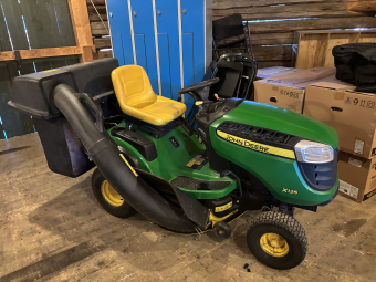 Åkgräsklippare John Deere X125 med uppsamlare John Deere X125 med Uppsamlare 
