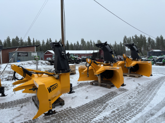 Snöslunga Wieska W253LY med K-axel Wieska Snöslunga W253 LY med K-axel De direktdrivna W253L-modellerna är kraftfulla slungor där matarmekanismens skovlar låses med 
brytbultar. Tack vare den inkapslade stommen är snöslungorna synnerligen slitstarka. 
Den formade plogvingen på 70 cm rullar effektivt snön till rotorn. De rymliga utloppsöppningarna 
kastar effektivt ut snön och luckorna manövreras hydrauliskt. Stommen och rotorn tillverkas i S355- konstruktionsstål och slitstålen i Hardox 500HB.

Plogvinge: 70cm
Utkastarrotor 67cm

Hydrauliskt svängbart torn och kastlängdsjustering