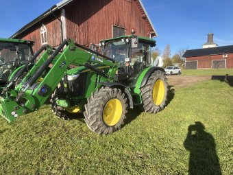 JOHN DEERE 5115M TRAKTOR John Deere 5115M TRAKTOR INKOMMANDE APRIL 2026
...
PR 32/16 SNABBVÄXEL  AC  ELHITCH 540X34 440X24  PASS.SÄTE  BAKR.TORKARE  ROT.V.LJUS
VAGNSBROMS  JD LASTARSPAK MED SNABBVÄXEL  LUFTSÄTE  540/540E/1000  TRIMA 3.1+
...
MNR 19888
...
PRIS EXKL. MOMS: 625.000:-
...
Vi reserverar oss för felskrivning. Kontakta alltid oss innan du åker och tittar, så vi kan säkerställa att maskinen finns på plats.
