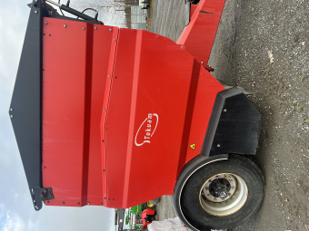 Sandspridarvagn Tokvam SV8000 Övrigt SV8000 SV 8000 är en hjulgående spridningsvagn byggd enligt släpvagnsprincipen 
för maximal spridningskapacitet. 
Den har ett behållarvolum på 8000 liter och kan köra långa sträckor för fyllning.
Vikt: 2100 kg
Arbetsbredd: 240 cm
Spridningslängd per påfyllning (förutsätter 200 g pr. kvm): 24 km