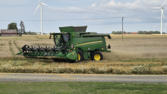 JOHN DEERE T560I TRÖSKA 25 FOT John Deere T560I SKÖRDETRÖSKA 25 FOT PBST TRANSMISSION  625R BORD  GPS  BOSSPRIDARE  FINSNITTHACK  
900 HJUL  10000L TANK  5,6M TÖMNINGSRÖR  KAMERA X3
ZIEGLER SKÄRBORDSVAGN
DRIFTSTID: CA 325 VERK- / 460 MOTORTIMMAR
...
MNR 32311
...
PRIS EXKL. MOMS: 2.950.000:-
...
Vi reserverar oss för felskrivning. Kontakta alltid oss innan du åker och tittar, så vi kan säkerställa att maskinen finns på plats.
