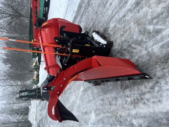 Vikplog Tokvam VT380 Tokvam VT380 vikplog VT 380
Tokvam VT 380 är en vikplog som lämpar sig mycket väl som landsvägsplog. Dessutom är den mycket lämplig för att röja platser, vägkorsningar och gångvägar. VT 380 är en tyngre vikeplog som ger bra skrapegenskaper och har marknadens största utkastningshöjd med 135 cm höga vingar.

Bärare till VT 380 
VT 380 är vår mest robusta vikplog och lämpar sig för stora traktorer och hjullastare från 8 till 14 ton. Utöver sidopendling har plogen en vertikalpendling på 30 cm, vilket ger utmärkta följegenskaper på ojämnt underlag. Systemet är konstruerat för att kunna anpassas till alla typer av bärmaskiner.

Lång livslängd
Tokvams snöplogar kännetecknas av en stark konstruktion och bra materialval, som ger hög hållfasthet och lång livslängd. Tokvam vikplog har även mycket goda vägöppnande egenskaper vid körning i v-form. Tokvams patenterade FlexFlow flödes- och fästsystem säkerställer enkel användning och flexibla användningsmöjligheter.

Fördelar med Tokvam VT 380
Tokvams patenterade FlexFlow flöde och fästsystem för optimalt flöde på ytan.
15 graders positiv anfallsvinkel ger snörullning och bättre kastegenskaper.
Den 39 graders svängradien ger en liten transportbredd.
Kilbultssystem för enkelt byte av slitstål.
Ett bultat stänkskydd är standard, vilket ger mindre snöstänk och ger bättre arbetsförhållanden för föraren.
Alla fästbultar, inklusive kungbulten, är tillverkade av rostfritt, härdat stål för ökad styrka och längre livslängd.