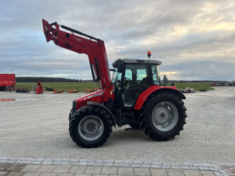 MF 6455 T3 Comf lastare MF945 Massey Ferguson 6455 i fint skick! bra däck, 520/70 R38 480/65 R28, Lastare MF 945 i orginaljoystick, dämpare 3dje funktion hydraulisk låsning. 
CCLS 110 l/min, 2 elhydr. + 2 mek. vent: SMS joystick samt mek. nolläckage, kickout & flytläge, Ekonomikraftuttag.
Ledade framskärmar - 410 mm breda, 2,28 m breda bakskärmar med skärmförlängare, Radio med CD-spelare & MP3, Aux ingång i fronten
Roterande varningsljus och EU-godkänd LGF-skylt, Dubbla elektriska uttag i hytten, inkl. kontakt.
Extra färdljus på hyttstagen och arbetsljus på bakskärmarna, Comfort Plus-paket, Driven framaxel med Quadlink fjädring, Autodrive.

För mer info kontakta John Tel: 0498-65 45 08 
