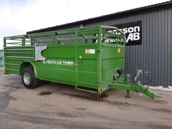 PRONAR T046H BOSKAPSVAGN Övrigt PRONAR T046H BOSKAPSVAGN Kampanjpris 215000 exkl moms (Ord 249000 exkl moms)
Totavikt 11000kg
Väggar av profilerad stålplåt
Golvet är tillverkat av rutmönstrad plåt med två dräneringshål, 15 mm tjocklek
Hydrauliskt chassie med höj/sänk-funktion för enkel lastning
Sidodörr (fram till höger) för enkel åtkomst till djuren
Bakre dubbelbladig dörr, svängbar, ställbar öppningsvinkel.
Bromsad axel, med fjädring 
Parkeringsbroms
Preseningstak
Inre skiljevägg på skenor (flyttbar) som separerar de transporterade djuren
Bakgrind som skyddar den bakre dubbeldörren
Sidogrindar på skenor (utdragbara) för att underlätta lastning
Belysning i lastutrymmet
385/65 R22,5