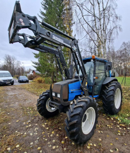 Valtra 700-4 m. frontlastare Ålö Q920 Euro/SMS Valtra 700 - 4 Försäljningsuppdrag.
Universalskopa medföljer!