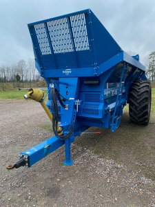 YSTA GT BUNNING ST 165 FASTGÖDSELSPRIDARE Ysta BUNNING ST165 GÖDSELSPRIDARE Spridarvalsar (Ø695mm) tillverk. i 10mm värmebehand. Boron-stål
· Medbringare i höghållfasthetsstål/Quick-fit-mont. (ej svetsade)
· Hydr.driven reversibel bottenmatta med övertrycksventil
· Hydr.bromsar samt mekanisk handbroms vid avställning
· Vändbara rivartänder tillverkade i kraftigt Boron-stål· Bakljus i LED-utförande med skyddskåpa vid arbete
· Hjulaxel: 15,0t / 150x150mm / bromsar 406x120mm
· Ø16mm bottenkedja med 32 tons brottslast/kedja
· Nerfällbart justerbart stödben vid avställning· Högt skyddsnät på framstammen
· Stege monterad på sidan
67020002 Pto-axel kpl. Walterscheid/vidvinkel/Z6/brytbult 
67030012 Däck 710/70 R38 178A8 (10 bults)
67020030 Svivlande hitchögla frontmonterad
67020006 Löstagbar påhängslucka f/kalk & hönsgödsel
67020015 Dubbelverkande hydraulisk giljotindörr 
67020023 Vinklade sidor f/lägre lasthöjd
67020005 Elstyrd manöverbox i hytt f/bottenmattans hastigh.
...
MNR 38377
...
PRIS EXKL. MOMS: 649.000:-
...
Vi reserverar oss för felskrivning. Kontakta alltid oss innan du åker och tittar, så vi kan säkerställa att maskinen finns på plats.
