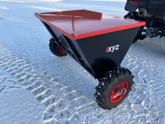 XYZ SANDSPRIDARE  100 ATV Övrigt XYZ SANDSPRIDARE  100 ATV Effektiv Smidig Lättkörd
Vals bredd 100 cm volym 230 liter
50mm kuldrag och gaffeldrag för tex trädgårs traktor
knastervals som drivs av båda hjulen som enkelt kollas av och på 
 Nu med plåtlock
sandblästrad målad med 2 komponets våtlack