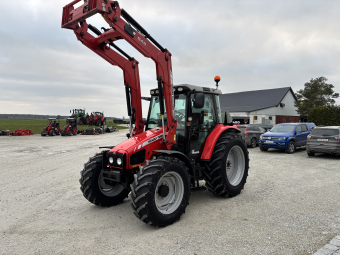 MF 5455-4WD med lastare MF 945 Massey Ferguson 5455 D4 Mycket fin Traktor som är servad sedan ny alla servicar. 
Lastare MF945 med el spak.
Ekonomikraftuttag 3 mekaniska hydraulspakar
dubbelpumpar 100L/min
Dyna-4  40 km/tim  
540/65-38 440/65-28 svetsade fäljar
Endast 5680 timmar
Ring eller maila Tobbe eller John 0498-654505 eller 0498654508
Fri frakt till oskarshamn eller nynäshamn
pris 395000 kr ex moms 

