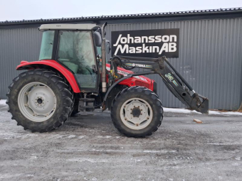 MASSEY FERGUSON 5455 16/16 PS TRIMA 3,40 LASTARE Övrigt MASSEY FERGUSON 5455 16/16 PS Kopplings fri 16/16 PS VÄXELLÅDA
540/65R38 440/65R28
2x dubbelverkand uttag bak + fri retur
Släpvagns broms
Trima euro /sms hyd låsning 3-e funk dämpare