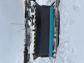 POME JETI 240/390 U-PLOG Pome JETI 240/390 U-PLOG U-Plog POME JETI 240/390 (2,44m+2x0,74m) Höjd: 1,0m
El-ventil för 2-Slang, 12V. Utan kablage. Tillkopplas befintlig el.
3-P fäste, Centrum med 3-vägspendling.
City-utförande (Raka sidovingar)
Ackumulator, tillkopplad Chockventil.
Sidomarkering / LED Belysning
...
MNR 38227
...
PRIS EXKL. MOMS: 187.000:-
...
Vi reserverar oss för felskrivning. Kontakta alltid oss innan du åker och tittar, så vi kan säkerställa att maskinen finns på plats.
