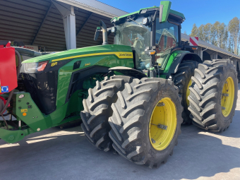 JOHN DEERE 8R 340 E23 TRAKTOR 50 KM FR.LYFT John Deere 8R 340 E23 TRAKTOR 50 KM FRONTLYFT  AUTOTRAC READY  710/75X42 650/60X34
5 DUBB.UTTAG  AKTIVT SÄTE  JD JOYSTICK
VAGNSBROMS  LUFTBROMS    DUBBELMONTAGE INGÅR EJ
...
MNR 29146
...
PRIS EXKL. MOMS: 2.595.000:-
...
Vi reserverar oss för felskrivning. Kontakta alltid oss innan du åker och tittar, så vi kan säkerställa att maskinen finns på plats.
