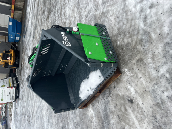 Klaffskopa WSB-1400 Sami SMS Sami Klaffskopa WSB-1400 473.000.HS2 Klaffskopa 1400 med två slangar och
elventil 12v
78.2.049 Fäste SMS

Ur kompaktlastarsortimentet från SAMI kommer WSB-1400 - en klaffskopa framtagen för att hantera stora snömängder på trånga ytor som gator och parkeringsplatser. 
Med justerbar arbetsbredd och individuellt styrda klaffar kan föraren enkelt anpassa redskapet efter omgivningen och samla upp snön effektivt utan att riskera kollision med hinder.