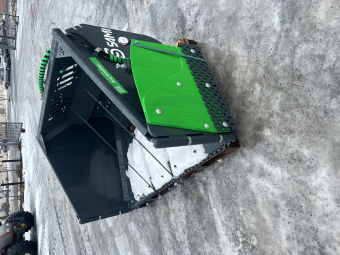 Klaffskopa WSB-2000 Sami Sami Klaffskopa WSB-2000 408.000.HS2 Klaffskopa 2000 med två slangar.

Klaffskopa 2000 har en arbetsbredd på 2010-3490 mm.

Snöskopor med vingar är avsedda för röjning av större mängder snö från gator och parkeringsplatser där det är viktigt att snabbt kunna justera redskapets bredd för att undvika hinder. 
En snöskopa med vingar är ett bekvämt hjälpmedel för lastning av uppsamlad snö direkt på en lastbil.

Pris från 67500:- beroende på redskapsfäste.