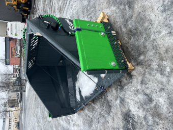 Klaffskopa WSB-2300HD Sami Sami Klaffskopa WSB-2300HD Klaffskopa 2300HD med två slangar.
Klaffskopa 2300 HD är den minsta skopan i HD-serien och kan lasta upp till 2,2 m£ (med tillvalet förhöjning), samt har en arbetsbredd på 2320-4000 mm.
HD-serien är byggd för att klara tuffa tag tack vare sin chockackumulator samt rejäla konstruktion.

De fjäderbelastade klaffvingarna kan flexa upp och ner tack vare ett diagonalt ställt glidsystem för att inte vingen ska fastna.
Detta möjliggör körning där vinge och skopa verkar i olika höjd, t ex vid körning jäms med trottoarkanter.

Pris från 91500:- beroende på redskapsfäste.