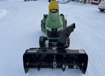 Snösfräs till John Deere X100-X300-X500 serie Bercomac 48" Bercomac John Deere X100 X300 X500 Snösfräs till John Deere X100-X300-X500 serie Bercomac 48".
Inkl. kedjor, vikt och montering.