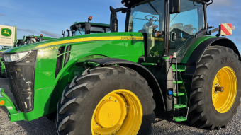 JOHN DEERE 8400R E23 TRAKTOR John Deere 8400R E23 TRAKTOR 40 KM/H  5 DV. UTTAG  LÄDERKLÄDSEL
710/75X42 CA 90%  650/60X35 CA 90%  AUTOTRAC SF6000 SF1
INGEN FRONTLYFT
...
MNR 27704
...
PRIS EXKL. MOMS: 2.750.000:-
...
Vi reserverar oss för felskrivning. Kontakta alltid oss innan du åker och tittar, så vi kan säkerställa att maskinen finns på plats.
