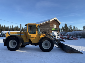Redskapsbärare Lundberg 5200 Ti Lundberg 5200 Motor 90 kW
Utrustad med centralsmörjning
Tredje och fjärde funktion
Hydrulisk redskapslåsning
Joystick
Backkamera
Motorvärmare
Lastarmsfjädring
Hydruluttag bak
Planeringsskopa YPV
