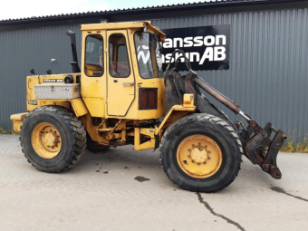 VOLVO BM 4200 SBM Övrigt VOLVO BM 4200 SBM 180000 ex moms
Om bussad midja 
Led lampor
17,5-25 Däck 
Hydruaisk låsning + 3-e funktion