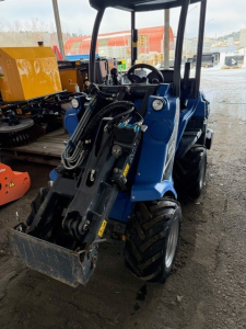 MULTIONE 5,3 KOMPAKTLASTARE MultiOne 5,3 KOMPAKTLASTARE SKOPA  GAFFLAR  BALSPJUT  KROKODILGREP TELESKÅP EXTRA BAKVIKTER
...
MNR 39903
...
PRIS EXKL. MOMS: 245.000:-
...
Vi reserverar oss för felskrivning. Kontakta alltid oss innan du åker och tittar, så vi kan säkerställa att maskinen finns på plats.
