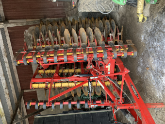 VÄDERSTAD CR 625 XL CARRIER Väderstad CR 625 XL CARRIER CB  DB STEELRUNNER  HYDRAULARMSDRAG  HYDR. TOPPSTÅNG
...
MNR 28773
...
PRIS EXKL. MOMS: 595.000:-
...
Vi reserverar oss för felskrivning. Kontakta alltid oss innan du åker och tittar, så vi kan säkerställa att maskinen finns på plats.
