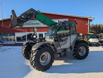 Kramer KT 557 utrustat enligt spec. Kramer KT 557 Roterande varningsljus (gult)
Belysningspaket (8 LED-arbetslampor)
Luftfjädrad komfortförarstol med svankstöd
Tork-/spolsystem för höger ruta
Uppvärmda hyttfönster på höger sida och baktill
Invändig backspegel inklusive fäste för mobiltelefon
Luftkonditionering
Radiosystem
Förvaringslåda med ventilation (kyld om maskinen är utrustad med AC)
Backkamera
Vänster armstöd
EcoSpeedPRO 40 km/h, inkl. Smart Driving
Lågfartskontroll och manuell gasreglering
Registreringsskyltbelysning inkl. främre hållare för registreringsskylt
Automatisk dragkoppling (inkl. hydraulisk styrning) och anslutning för tippvagn
Hydraulisk släpvagnsbromsventil (2-ledarsystem)
Reverserbar kylfläkt
Vakuumstyrd föravskiljare
Laststabilisator (vibrationsdämpare)
Hydrauliskt snabbfäste, Volvo TPV-system
Arbetshydraulik, lastkännande 187 l/min
Tryckavlastning av tredje styrkretsen
Främre hydraulisk styrkrets (elektrisk omkoppling)
Bakre redskapsstyrkrets, dubbelverkande
Låsning av tiltcylinder
Automatisk skopreturventil (SRA), inklusive skakfunktion för tiltcylinder
4-poligt uttag för främre redskap
7-poligt uttag för bakre redskap
Backvarningssystem (akustiskt)
Smutsavskrapare för teleskopbom
Skyddskåpa för drivlina
Centralsmörjsystem (helautomatiskt)
Förvärmning av motor, bränsle och hydraulolja (230V)
Telematiksystem EquipCare 36 månader
Frontkamera höger (inkl. extra display)
Nya däck runt om. 500/70R24
Denna maskin omfattas ej av ML Trygghetsköp 3mån/100tim
Maskinen säljes för kunds räkning utan garanti.
För mer information kontakta din säljare.