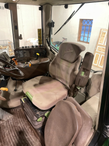 JOHN DEERE 6920S AP TRAKTOR John Deere 6920S COMMANDARM TRAKTOR 650/65X38 540/65X28  3 DUBB.UTTAG
COMMANDARM  AP  TLS  HCS 
...
MASKINNR: 97303
...
PRIS EXKL. MOMS: 340.000:-
...
Vi reserverar oss för felskrivning. Kontakta alltid oss innan du åker och tittar, så vi kan säkerställa att maskinen finns på plats.

