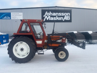 FIAT 680 2WD LASTARE MED PARALELLFÖRING Övrigt FIAT 680 2WD LASTARE MED PARAL Däck 
13,6-38 
7,50-18
Mycket fin traktor endast 1300 timmar

Står i Ö-Vik
0660-59982