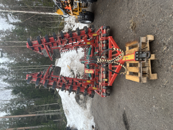 Såbäddsharv Kverneland Tiger 700 Kverneland Tiger 700 Fin Kverneland Tiger 700 harv.
Dags att vända på spetsarna annars bara att köra.
Utrustade med LED belysning, sladdplanka fram och efterharv.
RIng för mer info.