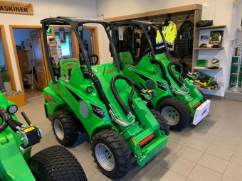 Kompaktlastare Avant 423 Avant 423 Avant 400-serien är de små stora maskinerna som passar vid många typer av arbete. 
De kan utrustas med de flesta av de stora maskinernas tillval, samtidigt som smidighet och låg vikt bibehålls. 
Serien har låg arbetsvikt och är lätt att transportera mellan olika arbetsplatser. 
Maskinerna passar också att användas på ytor med begränsad belastningskapacitet.
Utrustad med Kubota Steg V, 3-cylindrig dieselmotor med 22 hk vilket ger lägre bränsleförbrukning. Katalysator som standard. Låg egenvikt: 1030 kg. Externhydraulik 34 l/min i en pump
Bild på maskin kan vara extrautrustad.