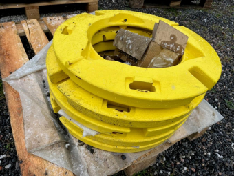 Bakhjulsvikter 55kg till John Deere L28228 John Deere Bakhjulsvikter 55kg 
Passar fälg
L40419
L31677
L31682
L34231
m.m
De är vikter till typ 6 M&R samt 7R