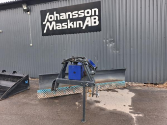 SCHAKTBLAD 3 METER MED TVÅ HYDRAULFUNKTIONER Övrigt SCHAKTBLAD 3 METER MED TVÅ HYD Hyd Vrid bladet
Hyd vrid av bomen
3m bred isrivstål