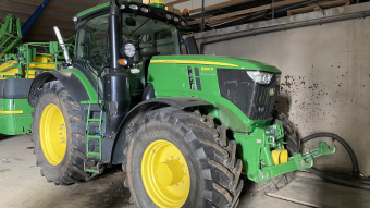 JOHN DEERE 6250R C-PRO TRAKTOR 50 KM FR.LYFT PTO John Deere 6250R C-PRO TRAKTOR 50 KM INKOMMANDE MAJ 2026
...
FRONTLYFT  PTO  AUTOTRAC SF1 KLAR  710X42 600X30 TRELLEBORG
COMMANDPRO  TLS  HCS  4 DUBB.UTTAG  IMMOBOLIZER  
LEDBELYSNING  LUFTBROMS  VAGNSBROMS
...
MNR  22393
...
PRIS EXKL. MOMS: 1.775.000:-
...
Vi reserverar oss för felskrivning. Kontakta alltid oss innan du åker och tittar, så vi kan säkerställa att maskinen finns på plats.
